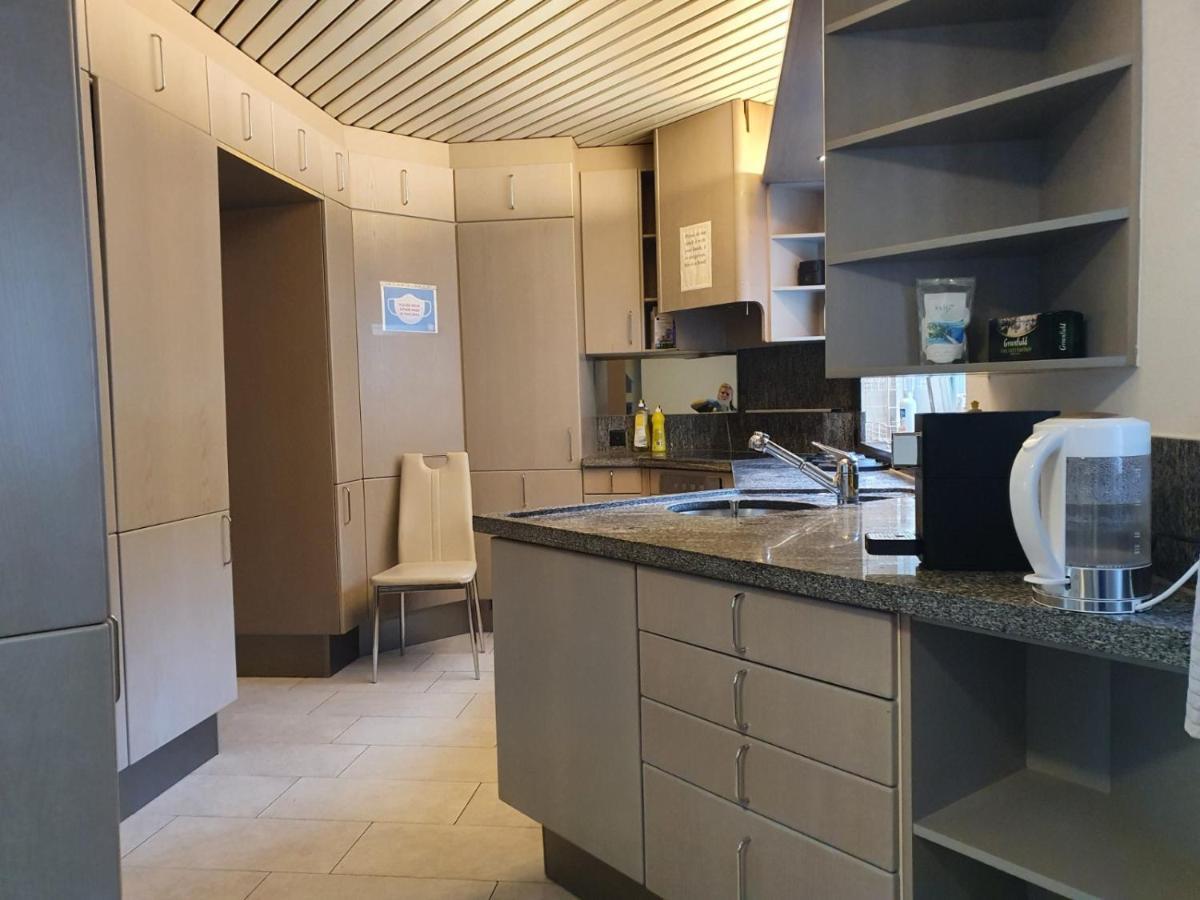 Viktoria Budget Hostel Zurich Bagian luar foto